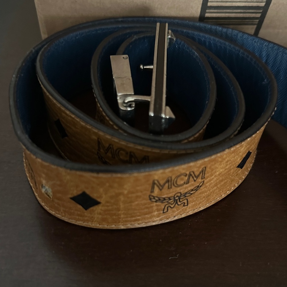 Reversible MCM belt